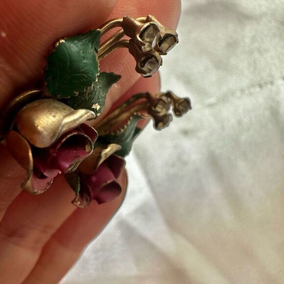 Vintage red rose clip on earrings - Picture 8 of 8